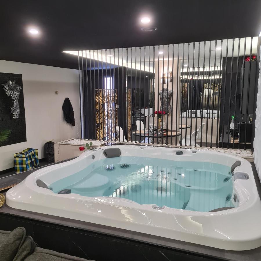 Les Secrets Rooms, Love Room De Luxe Avec Jacuzzi 里沃萨尔特 外观 照片